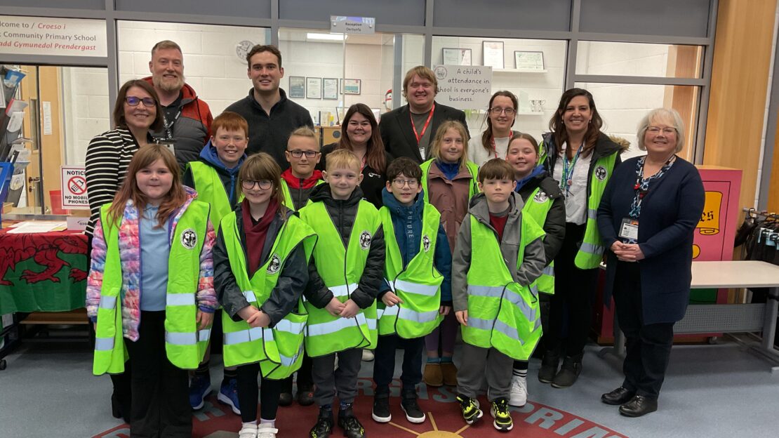 Staff, pupils, parents, governers and Bethan Cook, FareShare Cymru, Henry Tufnell MP and Jonathan Wallcroft at FareShare UK