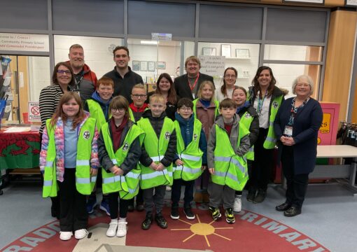 Staff, pupils, parents, governers and Bethan Cook, FareShare Cymru, Henry Tufnell MP and Jonathan Wallcroft at FareShare UK